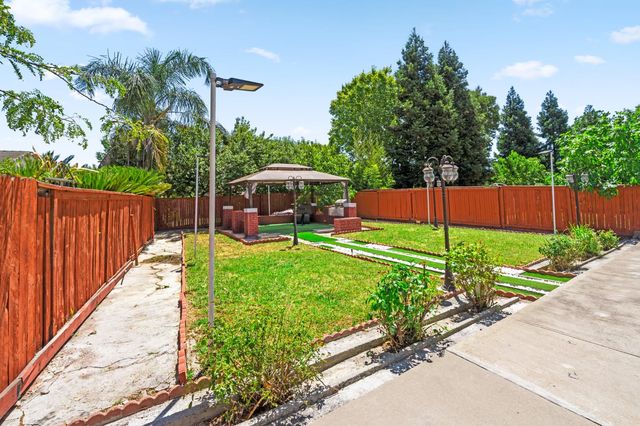 8953 Monterey Oaks Dr, Elk Grove, CA 95758