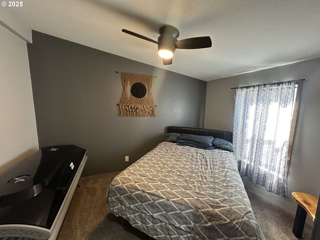 97450 KADORA Ln, North Bend, OR 97459