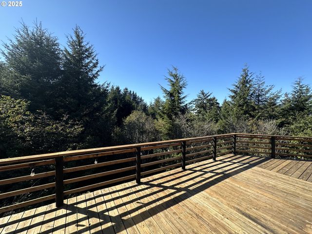 97450 KADORA Ln, North Bend, OR 97459