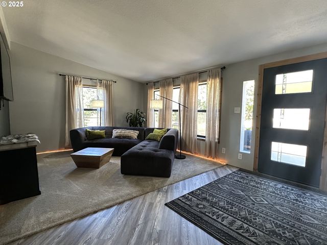 97450 KADORA Ln, North Bend, OR 97459