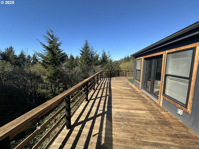 97450 KADORA Ln, North Bend, OR 97459