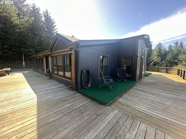 97450 KADORA Ln, North Bend, OR 97459