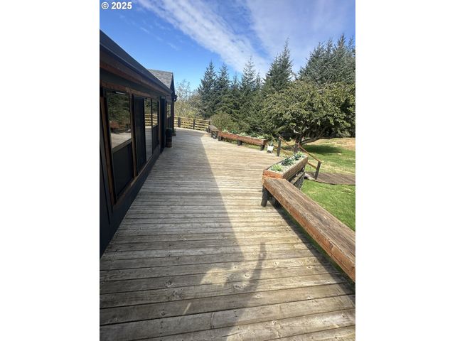 97450 KADORA Ln, North Bend, OR 97459