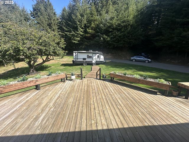 97450 KADORA Ln, North Bend, OR 97459