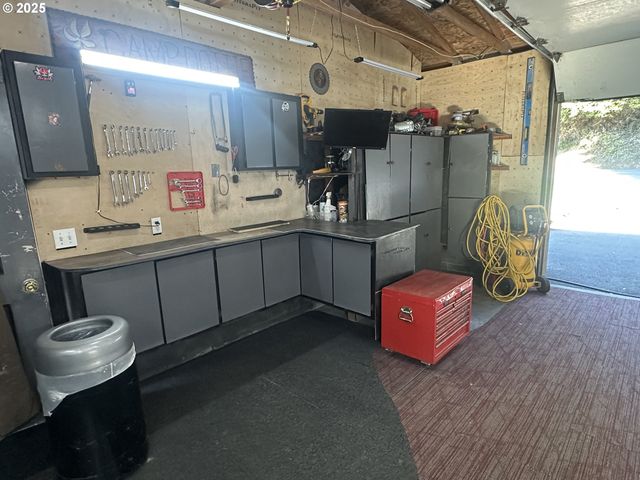 97450 KADORA Ln, North Bend, OR 97459