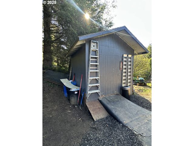 97450 KADORA Ln, North Bend, OR 97459