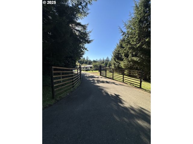 97450 KADORA Ln, North Bend, OR 97459