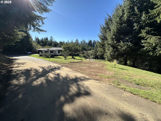 97450 KADORA Ln, North Bend, OR 97459