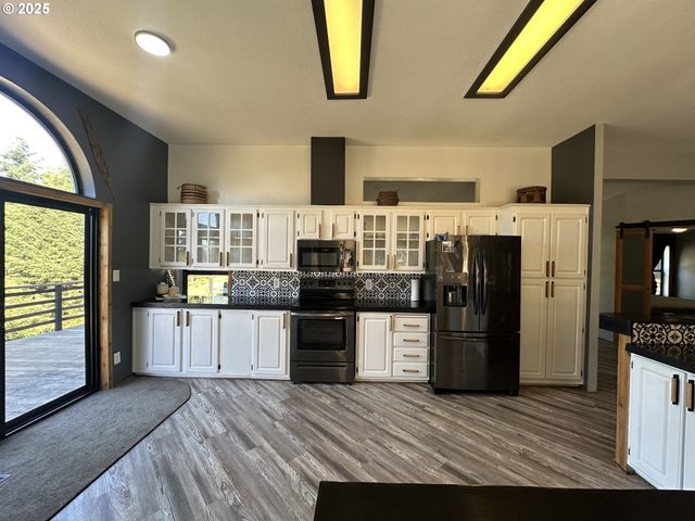 97450 KADORA Ln, North Bend, OR 97459