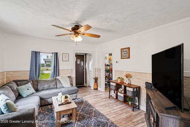 211 W Berry Avenue, Lansing, MI 48910