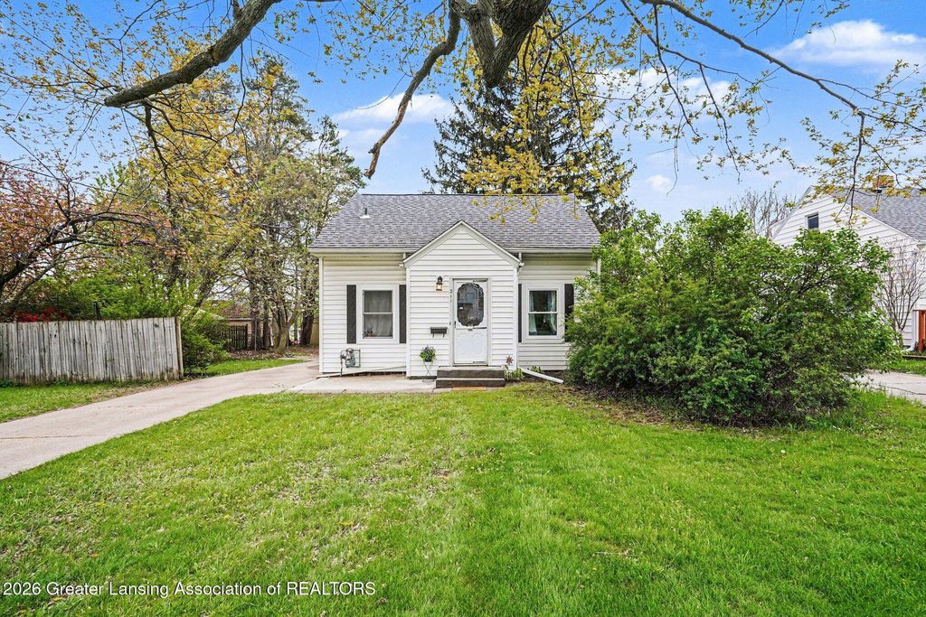 211 W Berry Avenue, Lansing, MI 48910