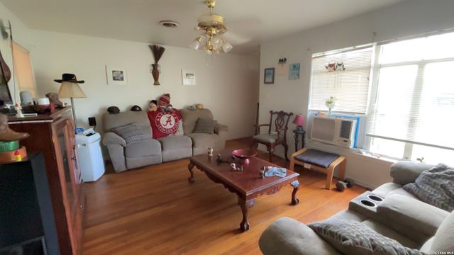 106 Cyril, San Antonio, TX 78218
