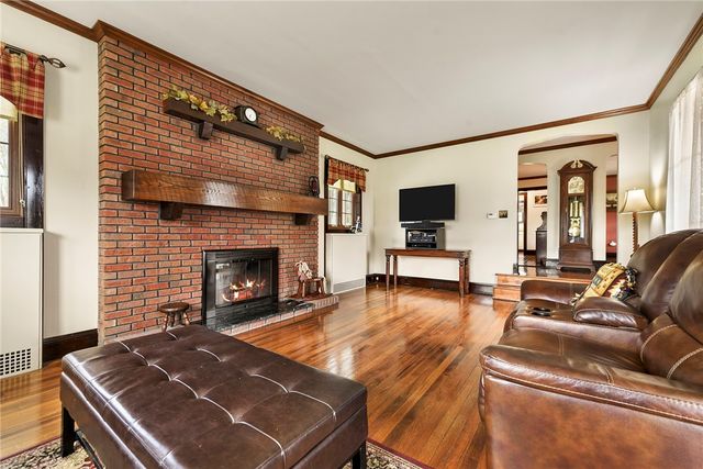 637 E McMurray Rd, Peters Twp, PA 15317