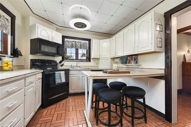 637 E McMurray Rd, Peters Twp, PA 15317