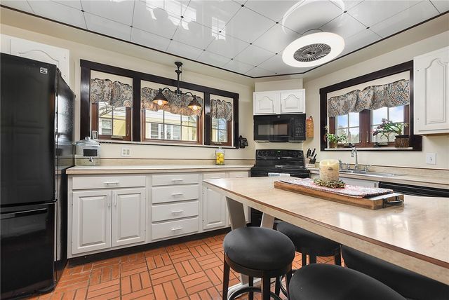 637 E McMurray Rd, Peters Twp, PA 15317