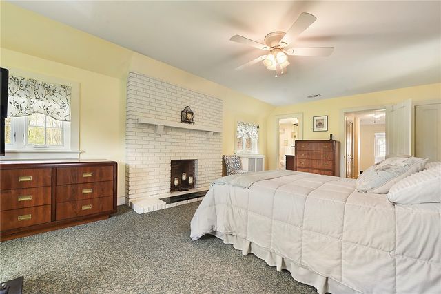 637 E McMurray Rd, Peters Twp, PA 15317