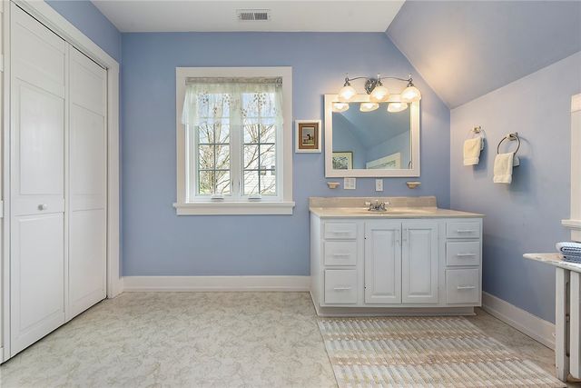 637 E McMurray Rd, Peters Twp, PA 15317
