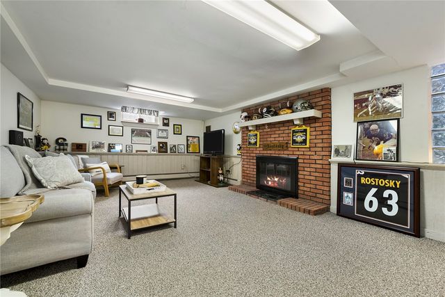637 E McMurray Rd, Peters Twp, PA 15317