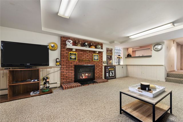 637 E McMurray Rd, Peters Twp, PA 15317