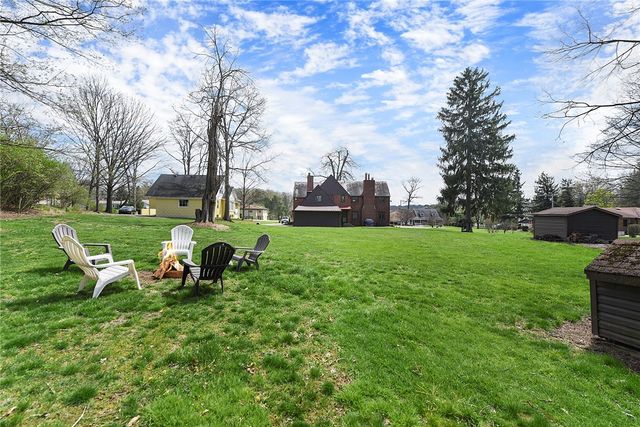 637 E McMurray Rd, Peters Twp, PA 15317