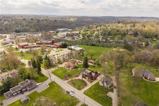 637 E McMurray Rd, Peters Twp, PA 15317