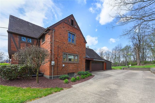 637 E McMurray Rd, Peters Twp, PA 15317