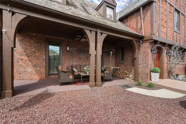 637 E McMurray Rd, Peters Twp, PA 15317