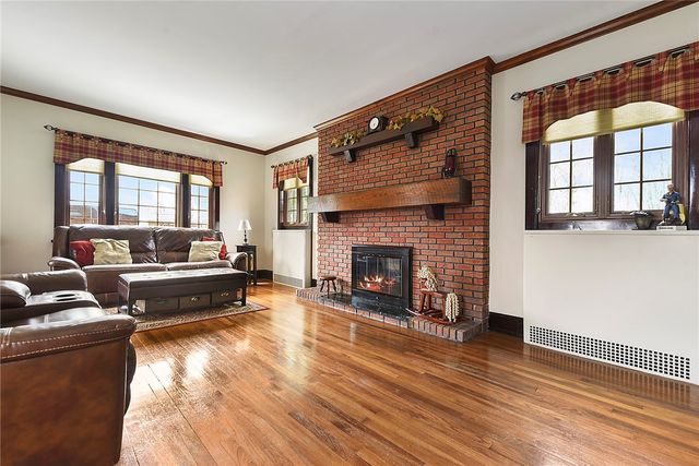 637 E McMurray Rd, Peters Twp, PA 15317