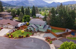 215 NW Knight Court, Grants Pass, OR 97526