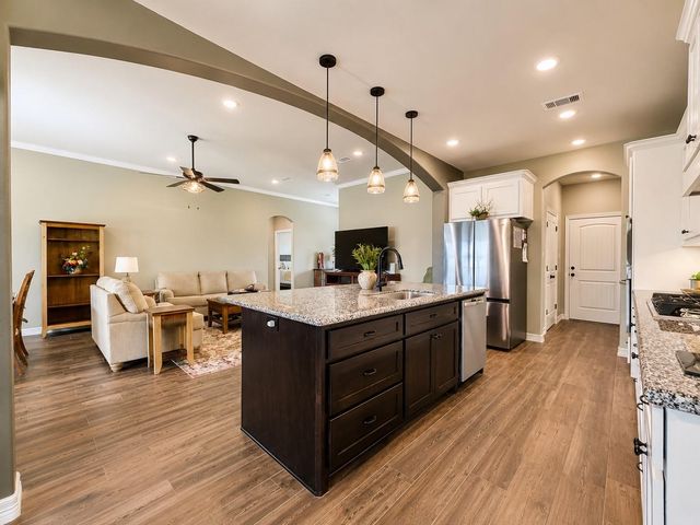 319 Yorktown Avenue, Clute, TX 77531