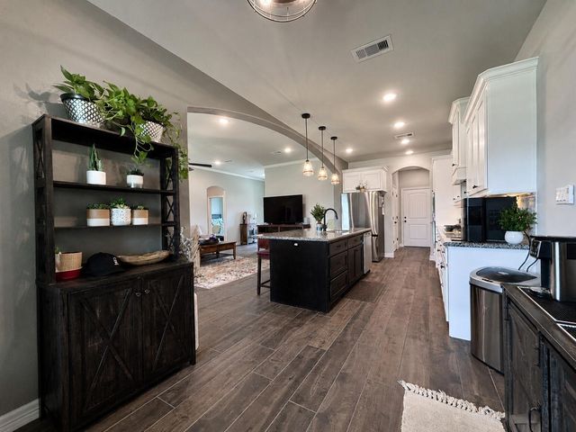 319 Yorktown Avenue, Clute, TX 77531