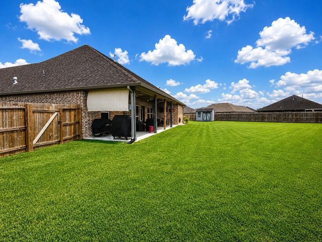 319 Yorktown Avenue, Clute, TX 77531
