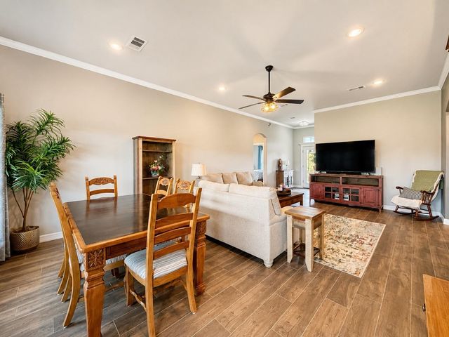 319 Yorktown Avenue, Clute, TX 77531