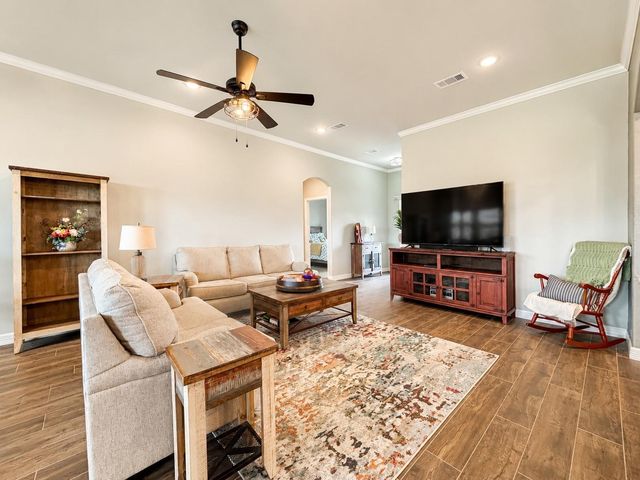 319 Yorktown Avenue, Clute, TX 77531