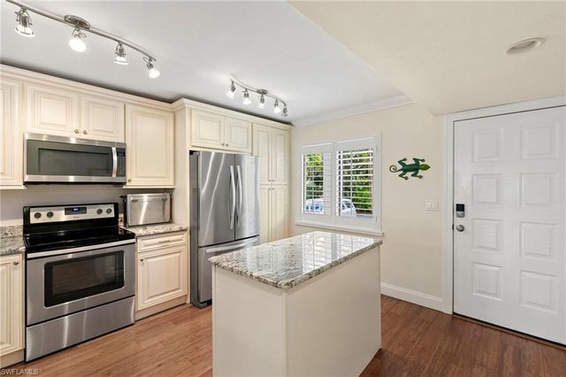 3072 Sandpiper Bay CIR M103, Naples, FL 34112