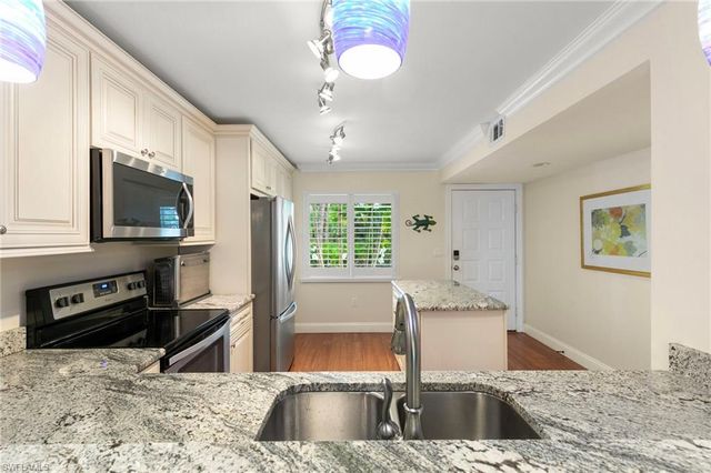 3072 Sandpiper Bay CIR M103, Naples, FL 34112