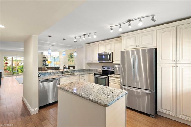 3072 Sandpiper Bay CIR M103, Naples, FL 34112