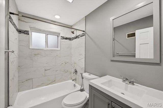 212 Lakeside Drive, Ballwin, MO 63021