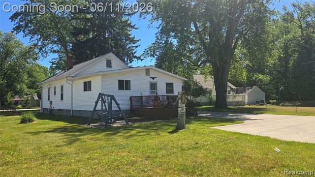 4085 Pine Grove Avenue, Fort Gratiot, MI 48059