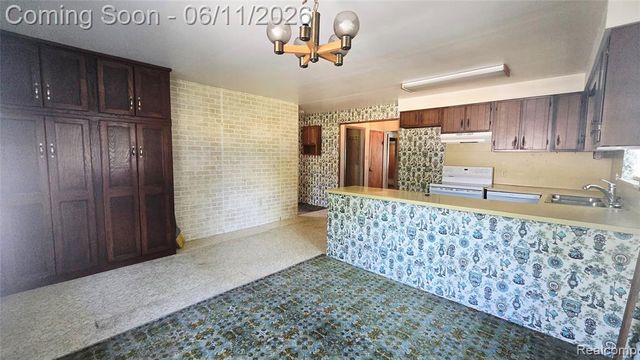 4085 Pine Grove Avenue, Fort Gratiot, MI 48059