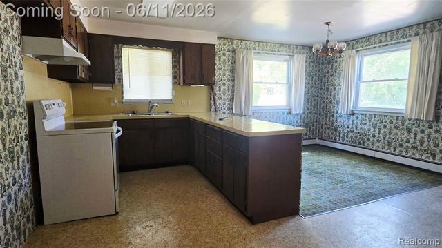 4085 Pine Grove Avenue, Fort Gratiot, MI 48059