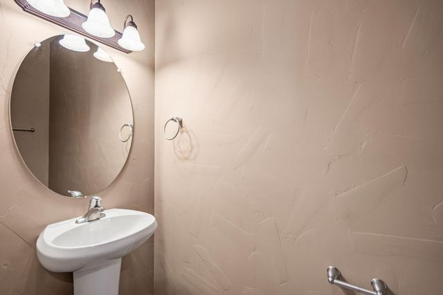 2480 Firewheel Avenue SW, Los Lunas, NM 87031