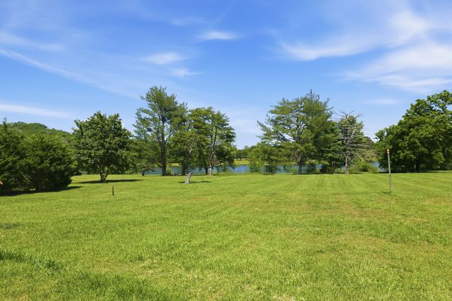 1020 Bunker Hill Dr, Arrington, TN 37014