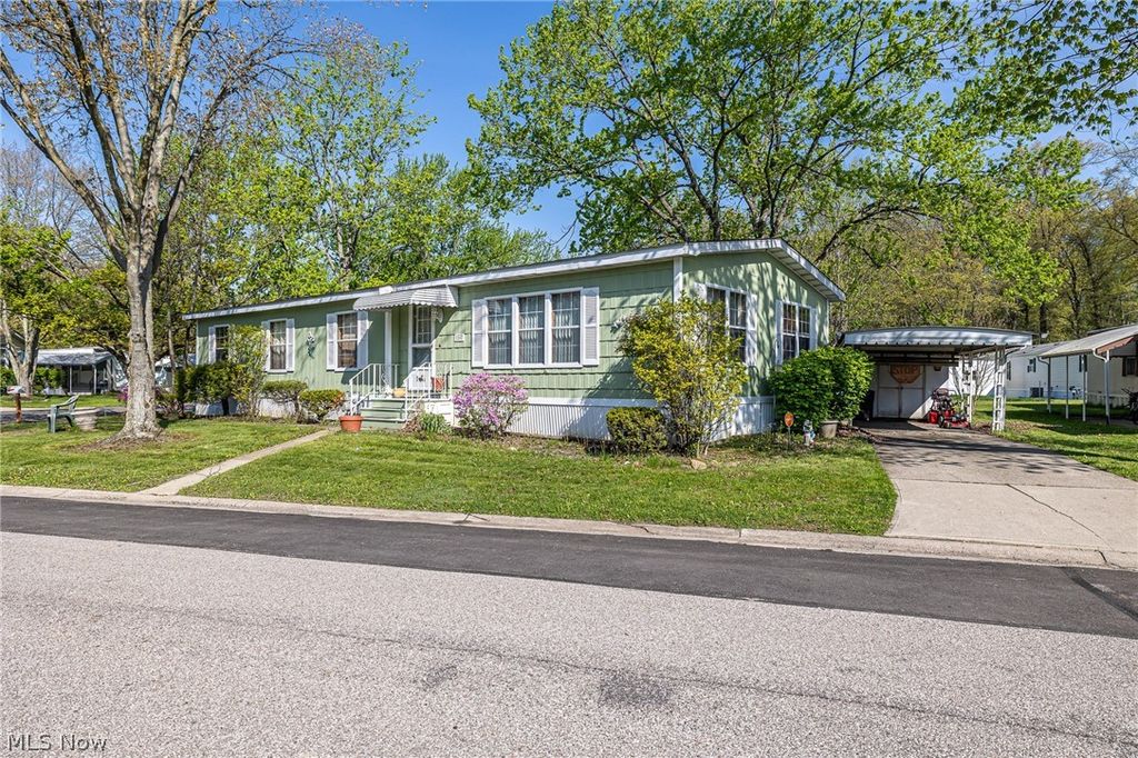 16 Grand Boulevard, Olmsted Twp, OH 44138