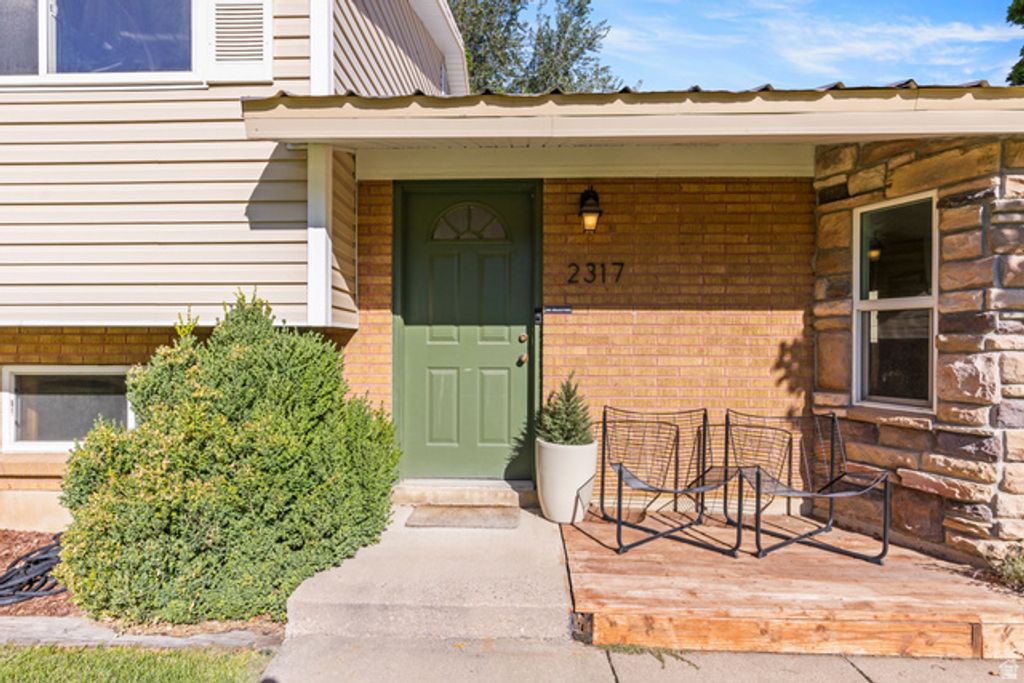 2317 E OAKRIDGE DR, Layton, UT 84040 — photo 2