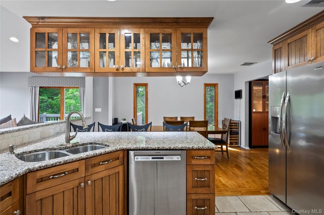 6 Barry Court, Valley Cottage, NY 10989