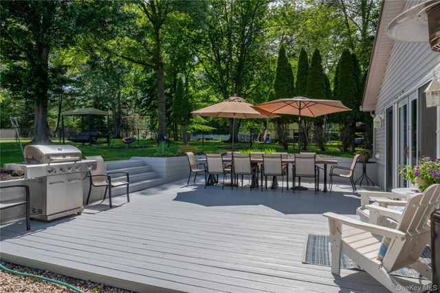 6 Barry Court, Valley Cottage, NY 10989