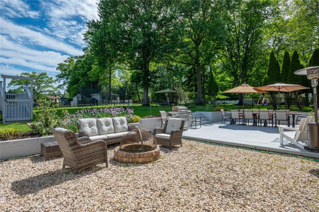 6 Barry Court, Valley Cottage, NY 10989