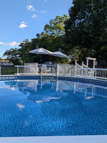 6 Barry Court, Valley Cottage, NY 10989
