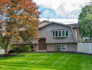 6 Barry Court, Valley Cottage, NY 10989